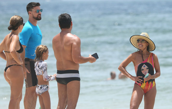 Juliana Paes estava com o marido, Dudu Baptista, e amigos