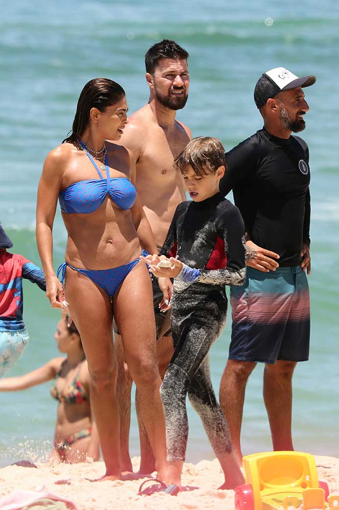 Juliana Paes arrasa na boa forma em dia de praia com os filhos
