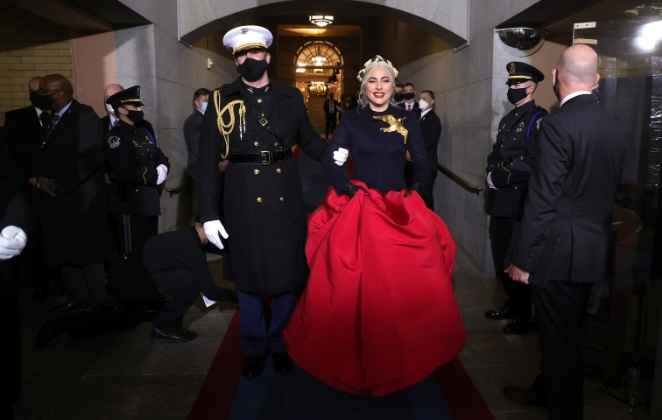 Gaga entrando no palco do capitólio para cantar o hino dos Estados Unidos
