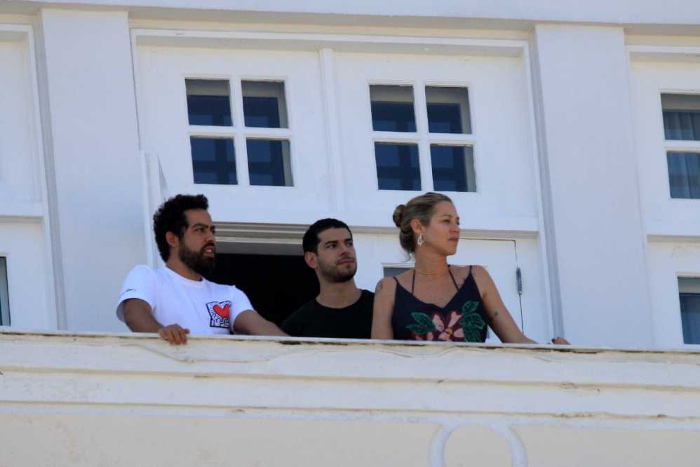 Luana Piovani conversa com o namorado e amigo no hotel Copacabana Palace 