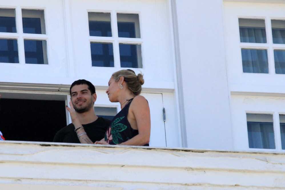 Luana Piovani troca carinhos com o namorado no hotel Copacabana Palace 