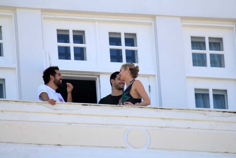 Luana Piovani e o namorado riem em conversa com amigo no hotel Copacabana Palace 
