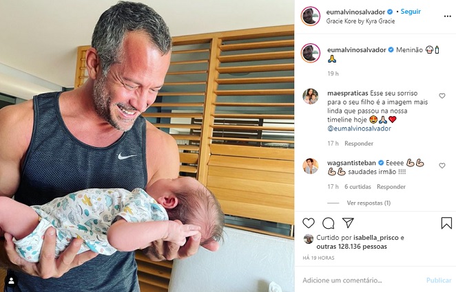 Malvino Salvador encanta em foto com o filho caçula