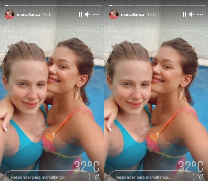 Vitória Strada e Marcella Rica posam juntinhas na piscina