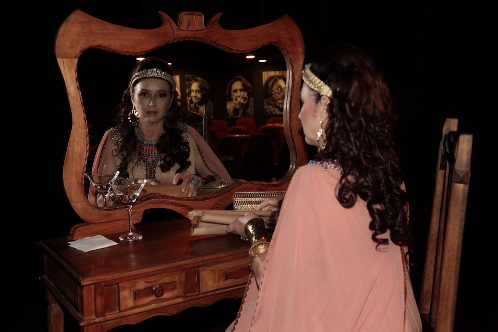 Myrian Rios no camarim do espetáculo