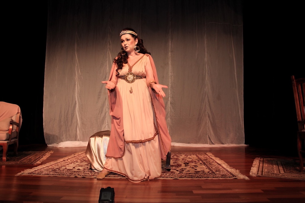 Myrian Rios no palco do teatro West Plaza, em São Paulo