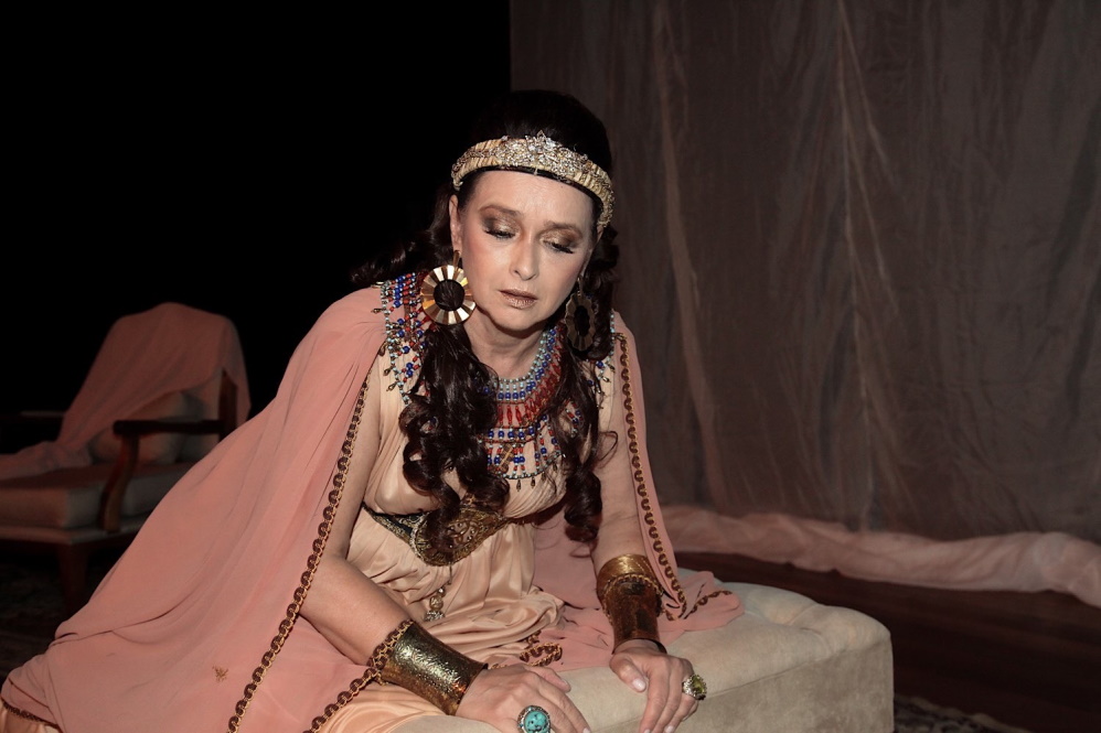 Myrian Rios vive a Rainha Ester