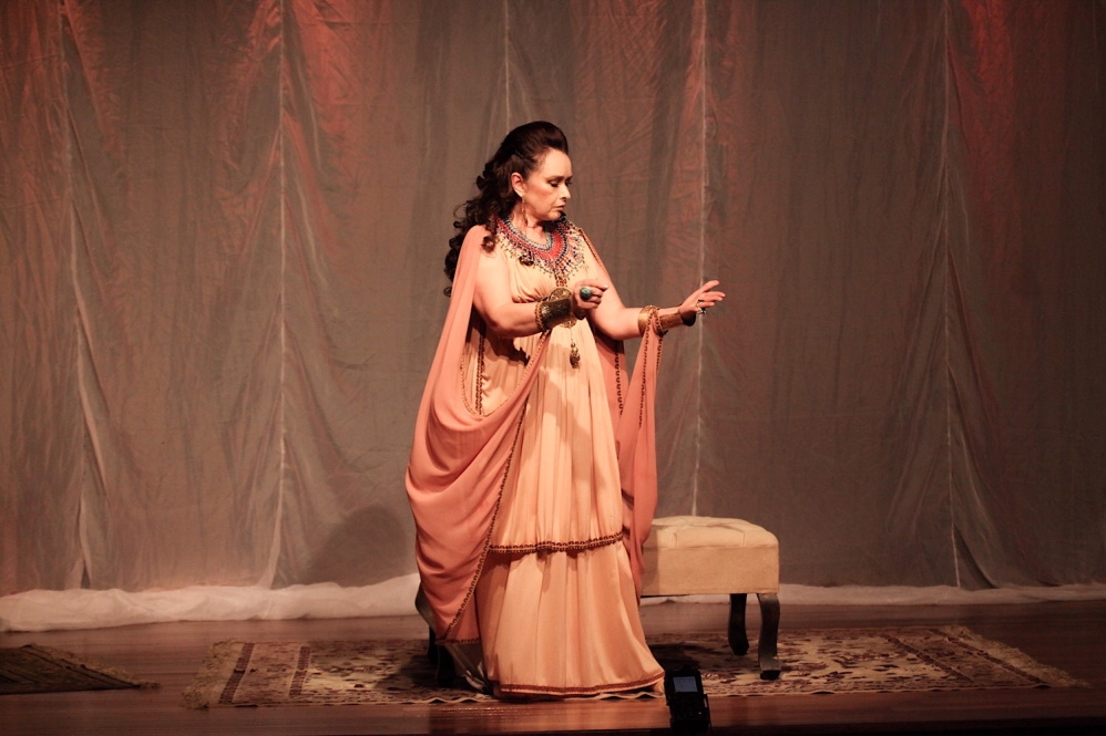 Myrian Rios estreia espetáculo Rainha Ester