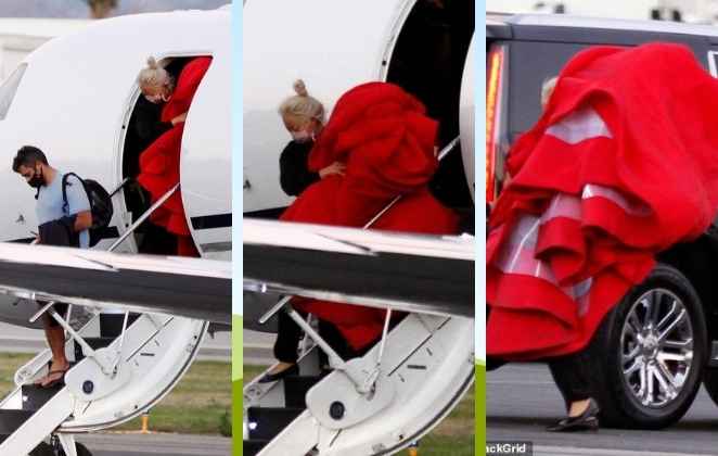 Lady Gaga desembarcou em Los Angeles carregando o vestido usado na posse do presidente