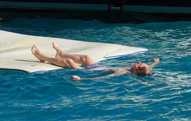 Paul McCartney boiando no mar do Caribe