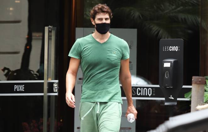 Reynaldo Gianecchini foi clicado caminhando por São Paulo após sair de academia