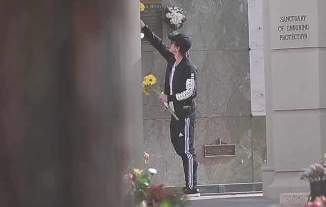 Ex-marido de Naya Rivera se emocionou em visita ao túmulo