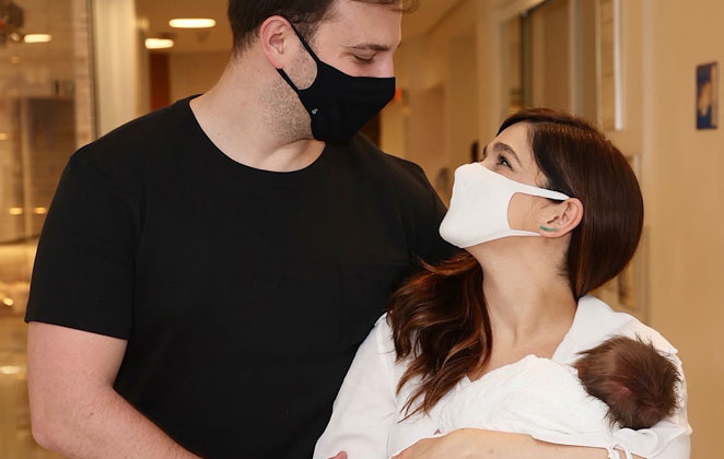 Foto do dia em que Sabrina Petraglia deixou a maternidade com Maya nos braços