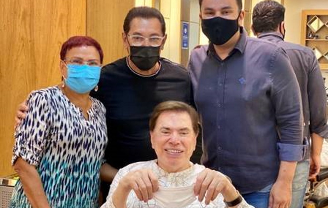 Silvio Santos mostrando o novo visual ao lado da equipe Jassa