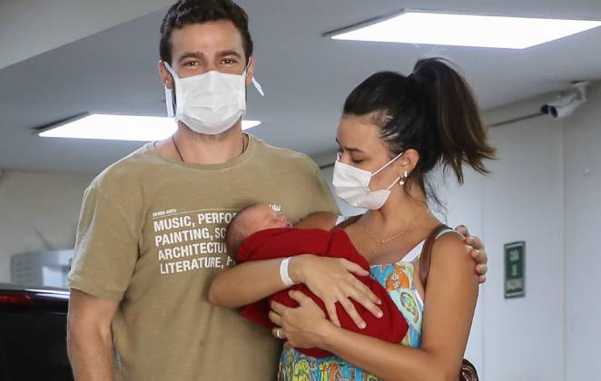 Talita Younan e João Gomez posando coma  filha na maternidade