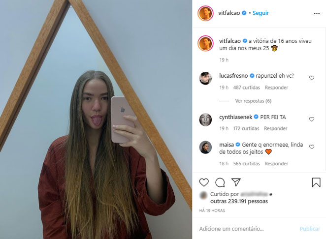 Vitória Falcão, do Anavitória, mostra seu cabelão alisado