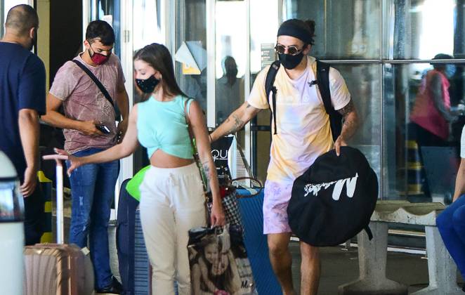 Whindersson Nunes e namorada foram flagrados no aeroporto após voltarem do México