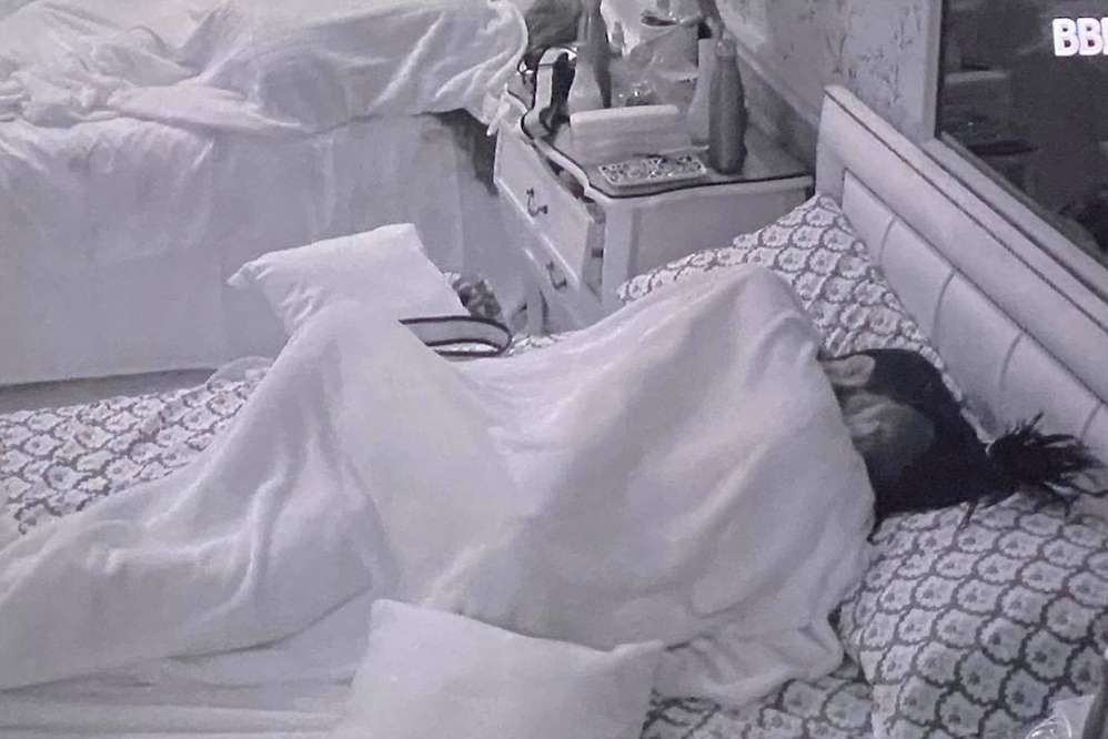 Depois da dança Karol Conká e Arcrebiano decidem ir para a caminha