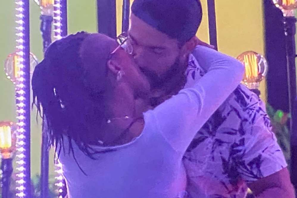 Karol Conká insiste, insiste e consegue beijar Arcrebiano