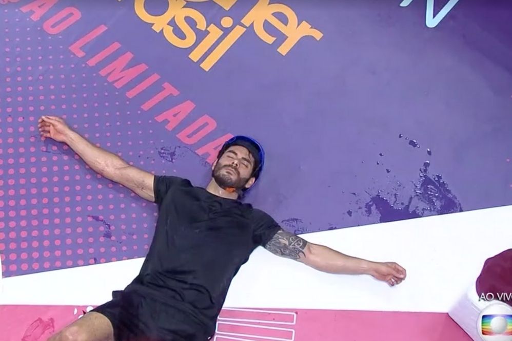 Rodolfo descança deitado no chão entre uma rodada e outra