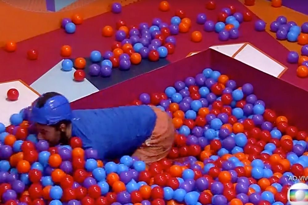 Gilberto tentando achar o último card na piscina de bolinhas