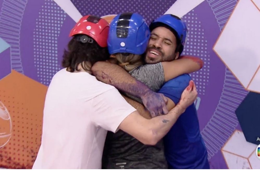 Sarah comemora a vitória abraçada a Gil e Fiuk