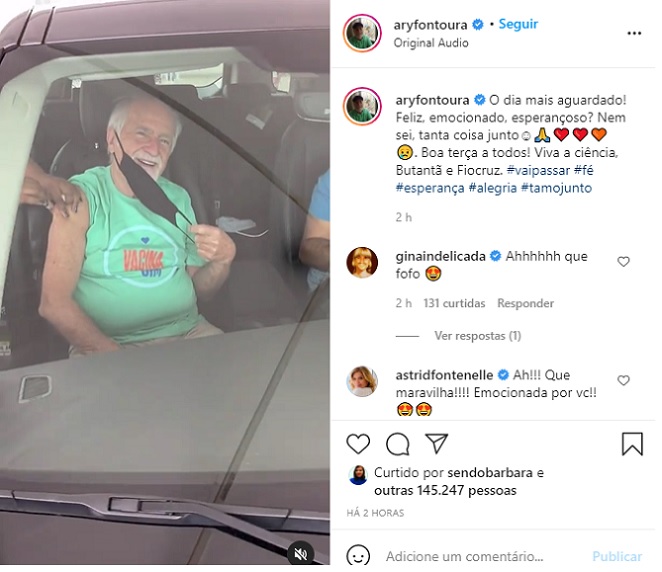 Ary Fontoura toma a vacina contra o coronavírus e comemora
