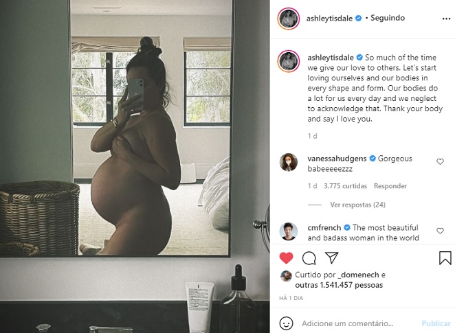 Ashley Tisdale posa nua e exibe barrigão de gravidez