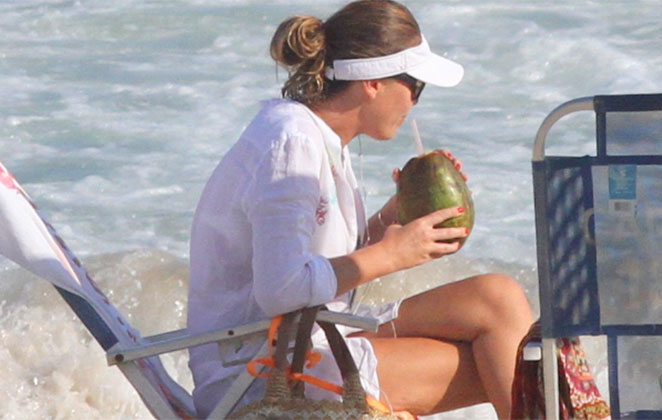 Atriz se deliciou com uma bela água de coco