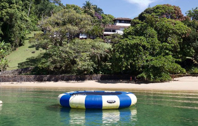 Ilha que foi palco de Ilhados com Beats conta com uma cama elástica no mar