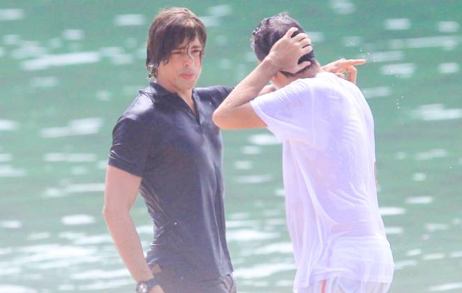 Cauã Reymond molhado em gravação