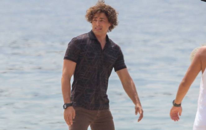 Cauã Reymond gravando novela com novo visual