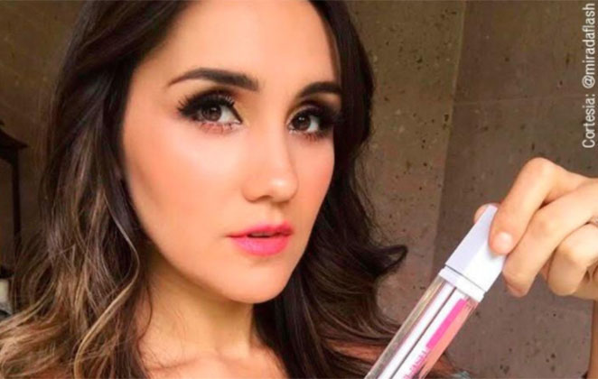 A diva mexicana não despensa os produtos da marca FLash