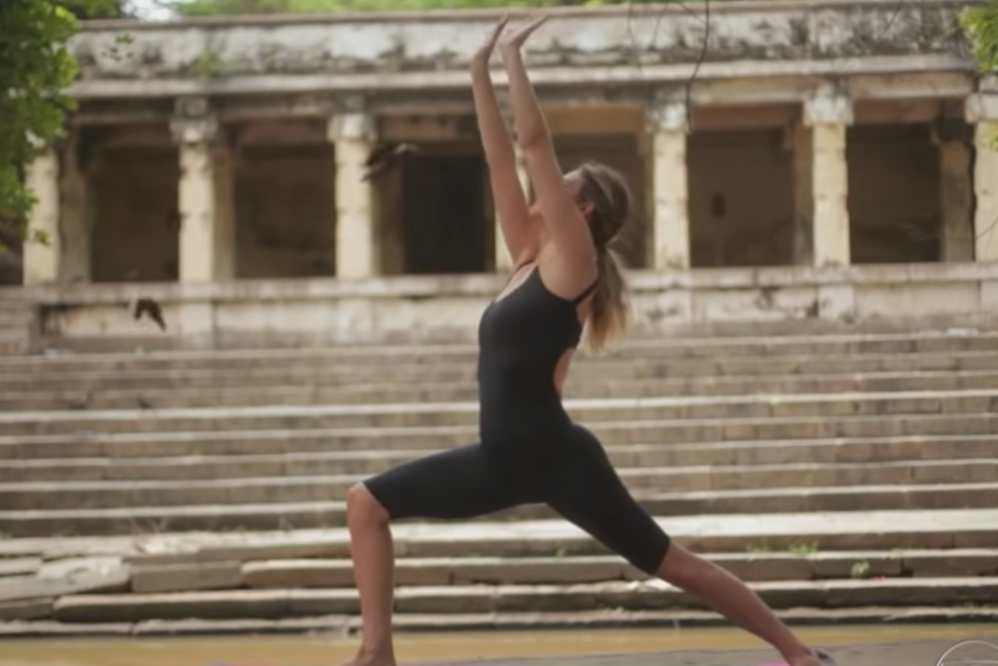 Fernanda Lima foi à Índia aprimorar sua prática de yoga