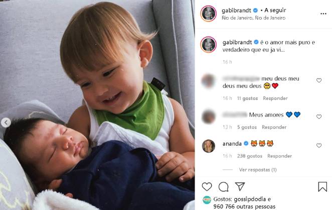 Davi e Henri esbanjando fofura em clique publicado por Gabi Brandt