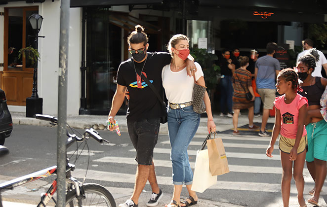 O casal andou abraçadinho pelas ruas de São Paulo