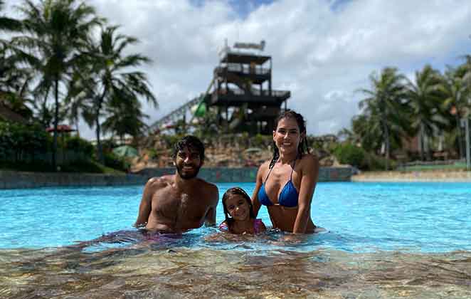 Hugo Moura se diverte com a família no Beach Park