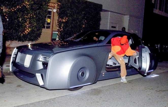 Justin Bieber saindo do seu carrão customizado