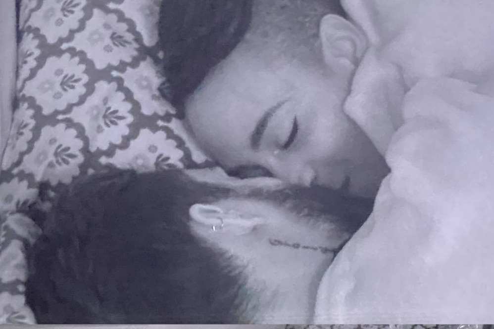 Um zoom maior e a gente vê Karol Conká dando a bitoquinha final em Arcrebiano