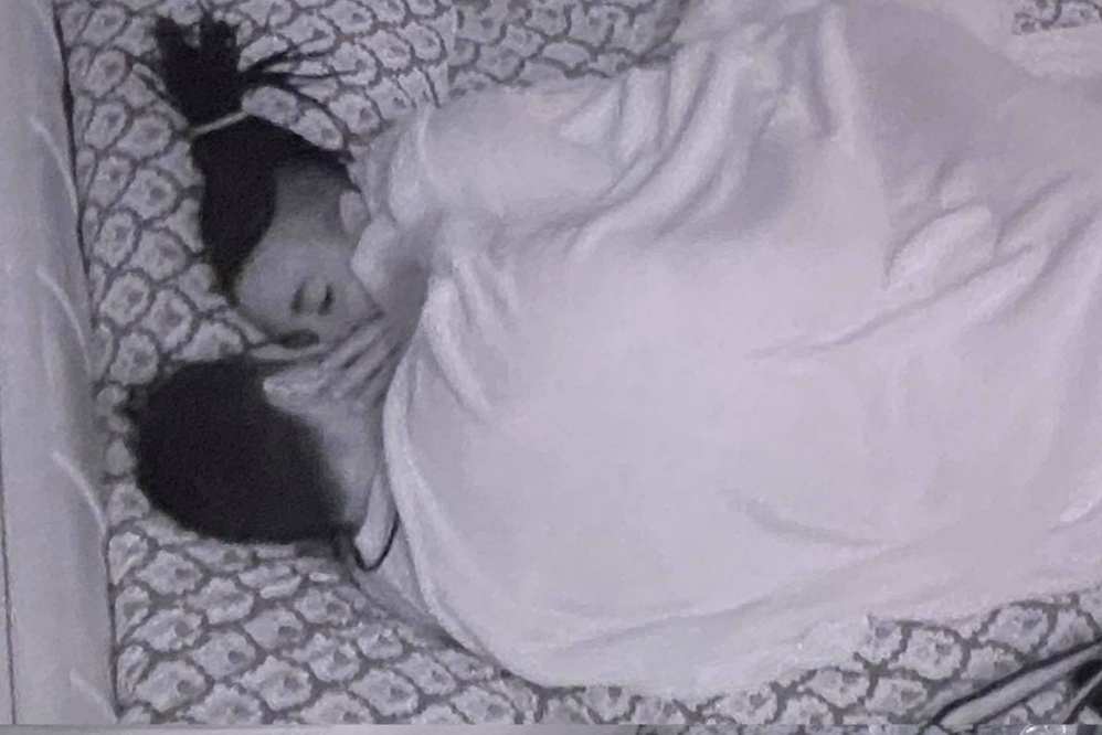 Um zoom em Karol Conká e Arcrebiano deitados...