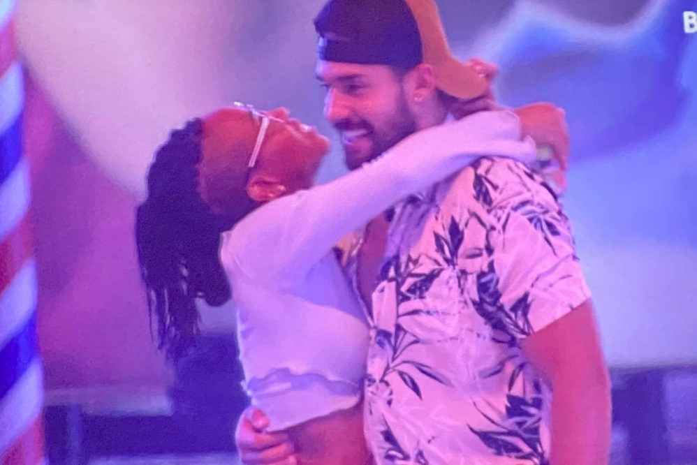 Depois de muita preparação, finalmente Karol Conká beijar Arcrebiano