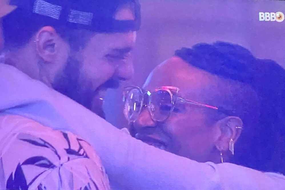 Arcrebiano saiu da festa e foi para a casa, mas ela foi atrás e...