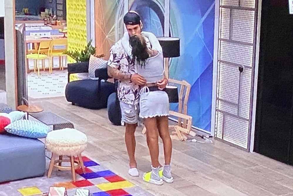 Ela lascou um beijo na bochecha