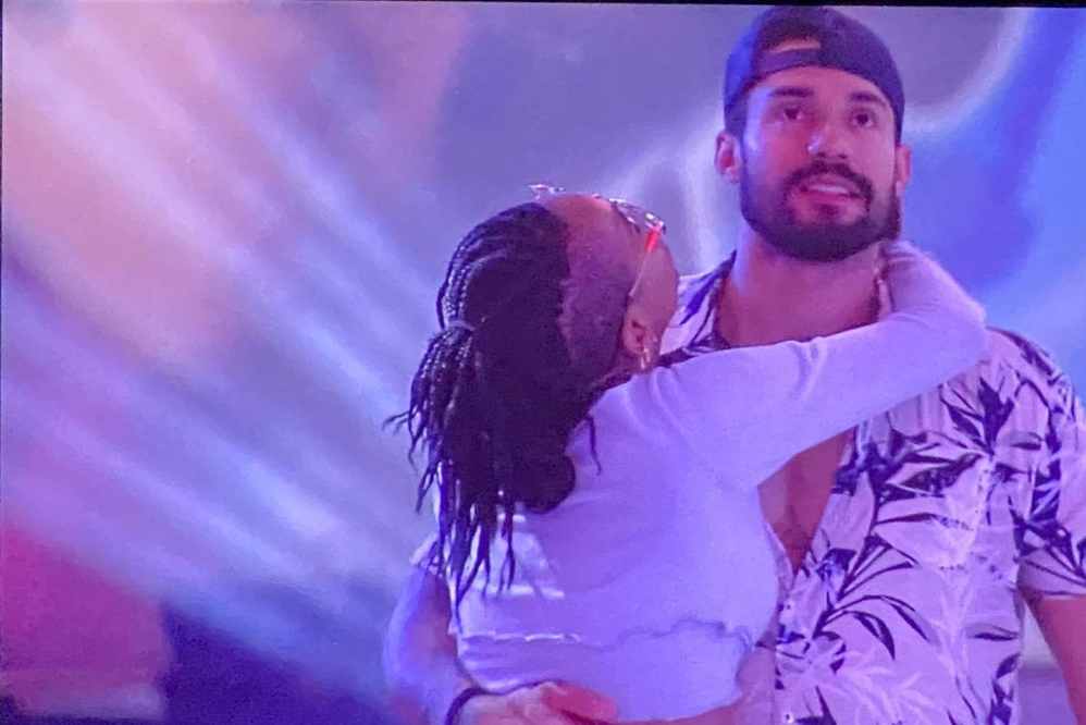 Eles começaram dançando, mas Karol Conká já havia prometido pegar o Bill