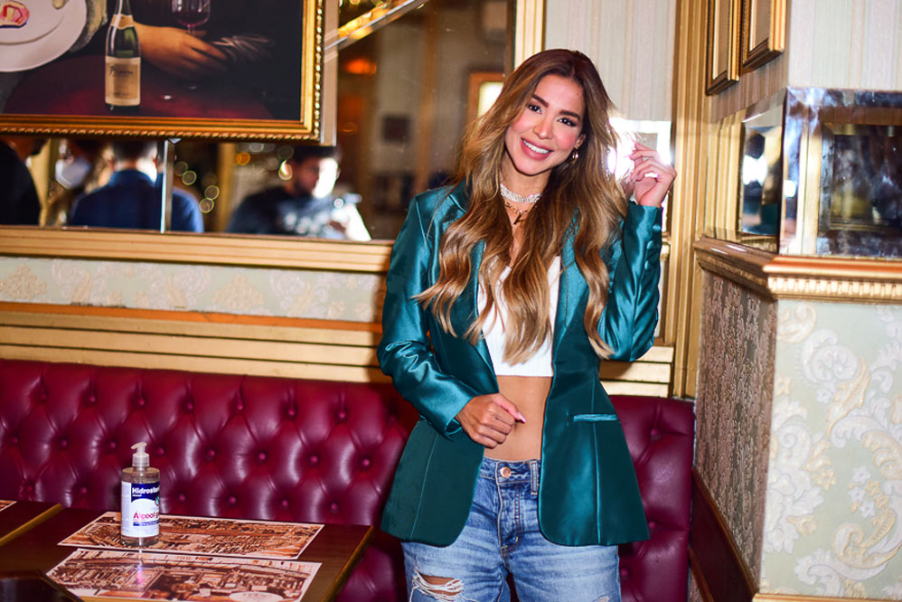 A ex-sister acompanhou o segundo Paredão do BBB21 acompanhada de seus convidados e com direito a comida boa e diversão