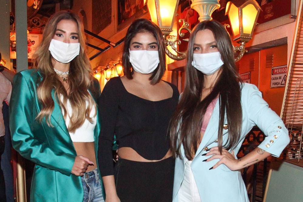 Protegidas! Kerline Cardoso, Flay e Stéfani Bays posam usando máscaras antes de jantarem em famoso restaurante em São Paulo