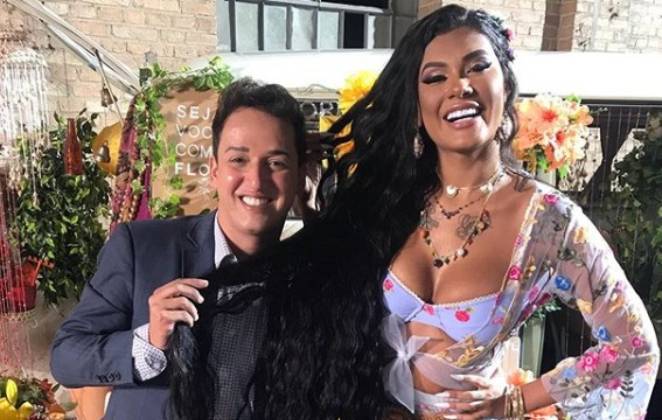 Pocah usando os cabelos de Luiz Crispim