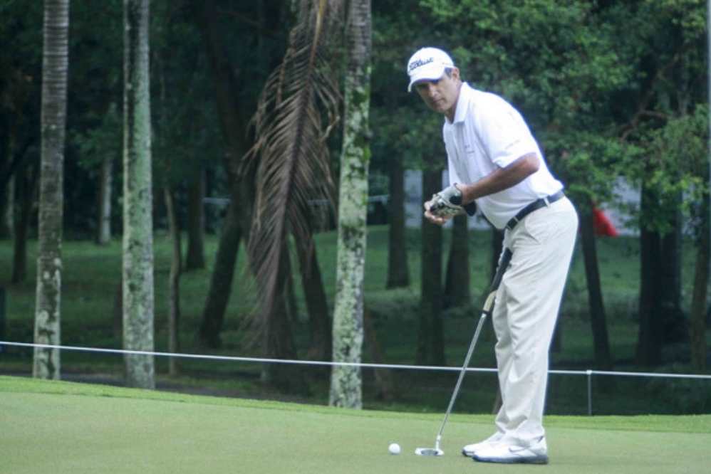 Marcos Pasquim pratica golf nos dias de folga