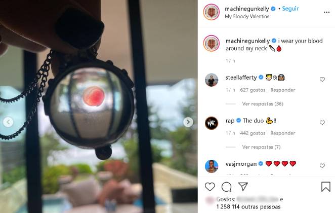 Machine Gun Kelly posta colar com gota de sangue de Megan Fox