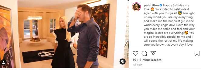 Paris Hilton presenteia o marido com quadro